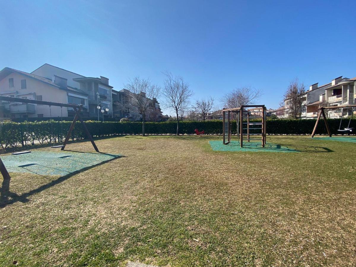 Apartment With Garden And Grill - Green Residence Sirmione Десенцано дел Гарда Екстериор снимка
